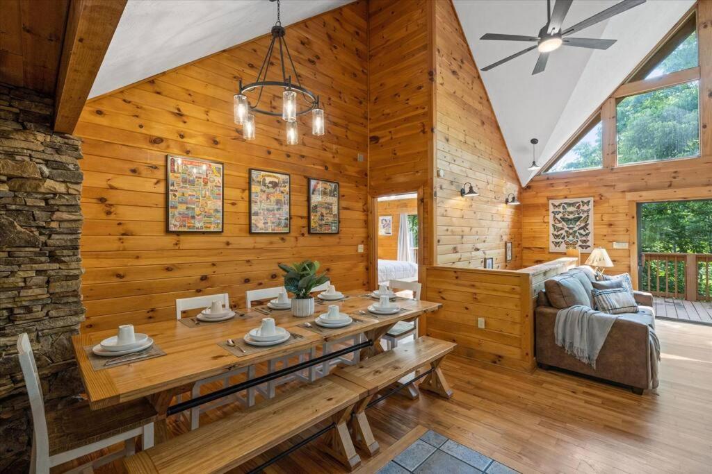 1 Min To The Parkway Spacious Cabin W 3 Suites And Extra Bedroom! Pigeon Forge Eksteriør bilde