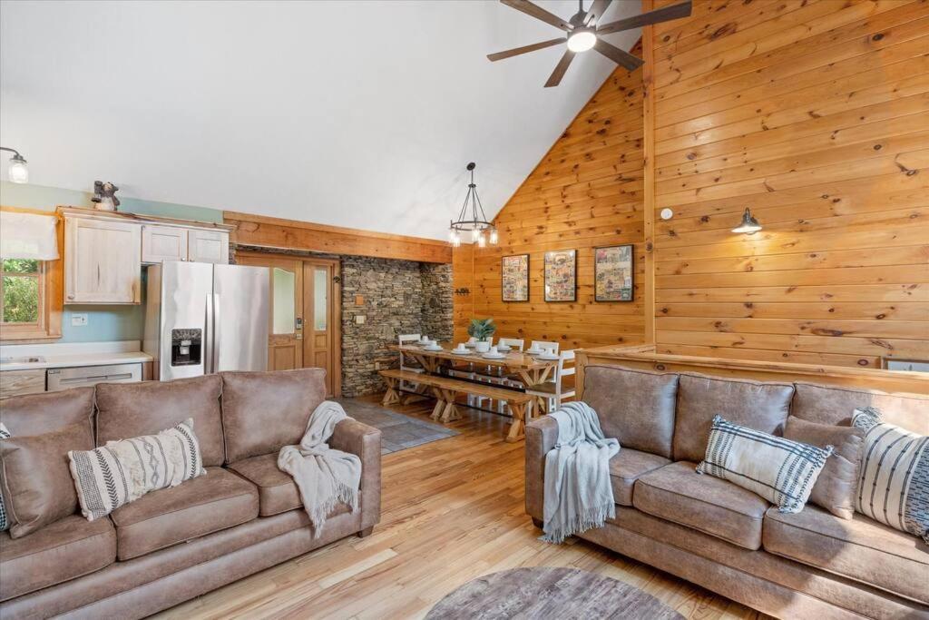 1 Min To The Parkway Spacious Cabin W 3 Suites And Extra Bedroom! Pigeon Forge Eksteriør bilde