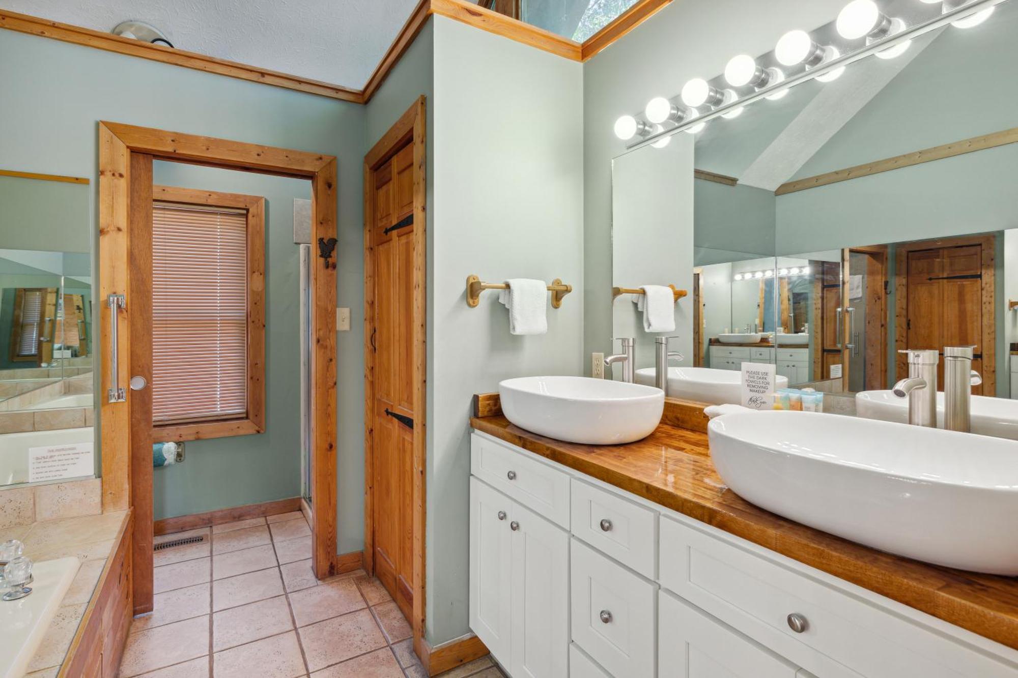 1 Min To The Parkway Spacious Cabin W 3 Suites And Extra Bedroom! Pigeon Forge Eksteriør bilde